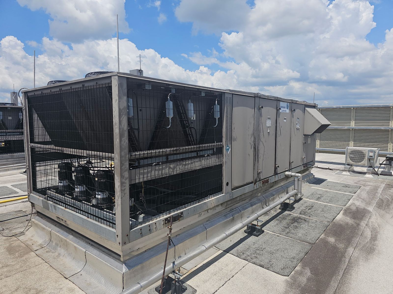 Large rooftop air handling unit